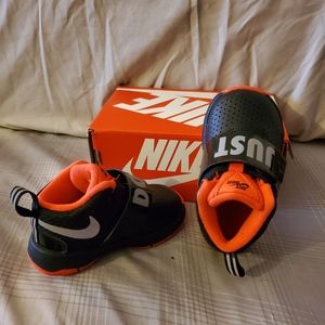 Nike TEAM HUSTLE D 8. Toddler size 5C
